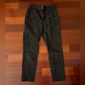 Hollister Ultra High-Rise Mom Jean. Size: W:25, L:27. Color: black Denim.